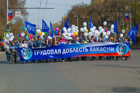 Председатель Верховного Совета Хакасии Сергей Сокол поздравляет с 1 мая