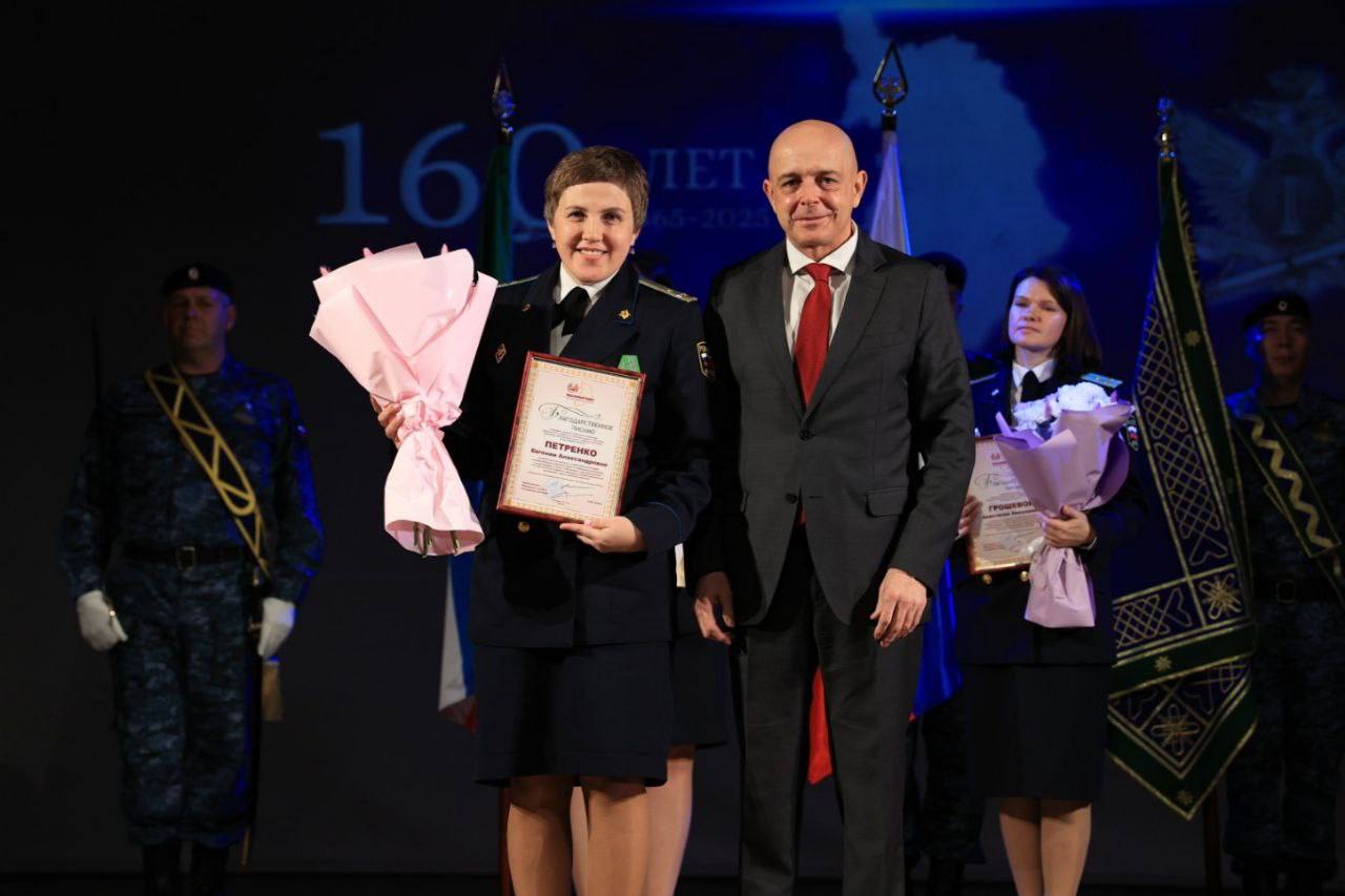 photo_5197593371365996410_y