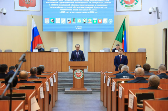 Денис Кабанов поздравил специалистов ГО и ЧС  и предложил усилить превентивные меры в борьбе с пожарами