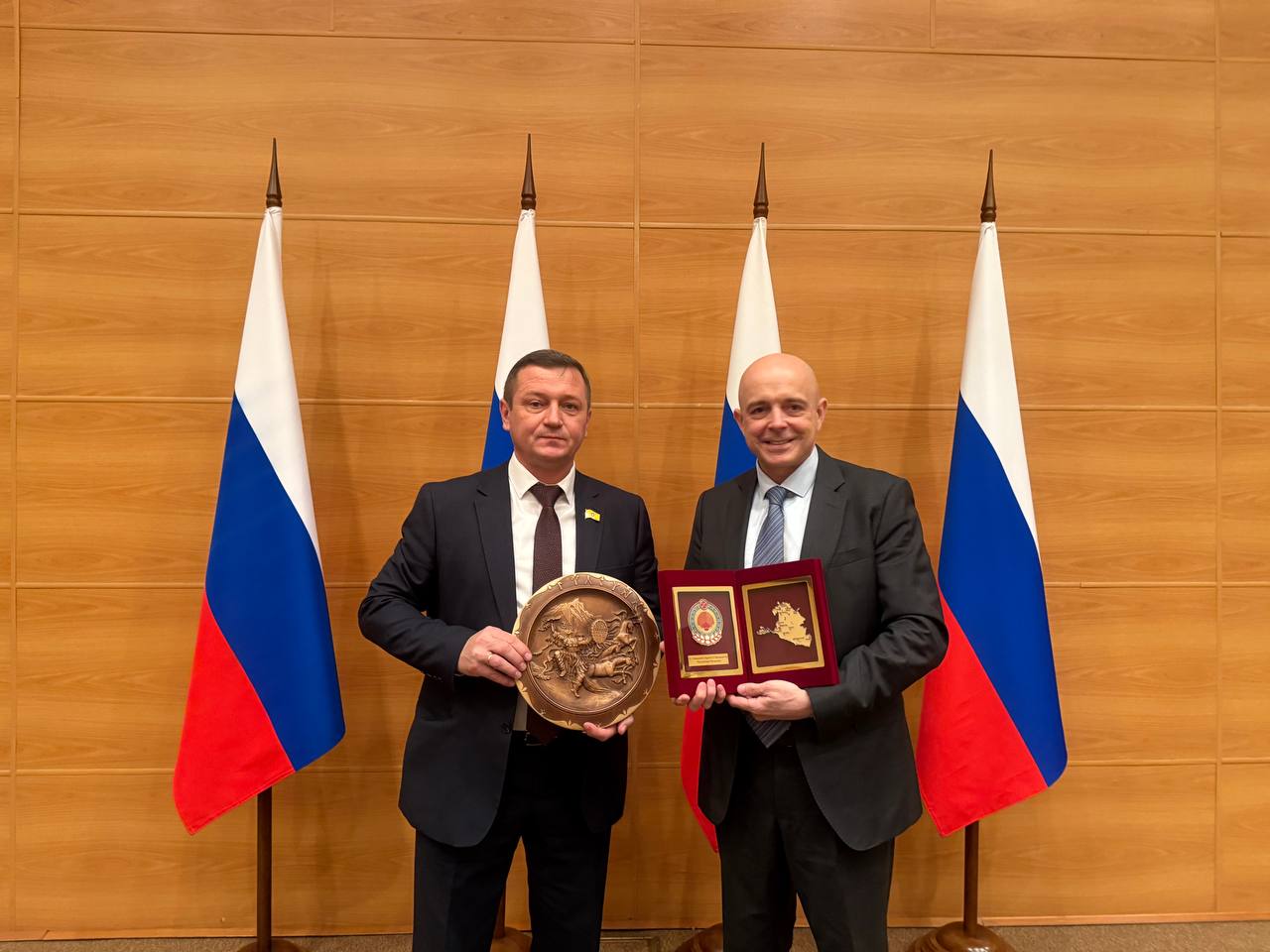 photo_5332354288178631099_y