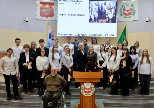 Накануне дня парламентаризма Верховный Совет посетили учащиеся из школ республики